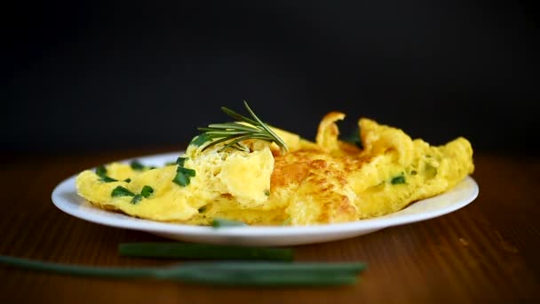 Hete Gebakken Omelet Met Gehakte Groene Uien Een Bord Een — Stockvideo