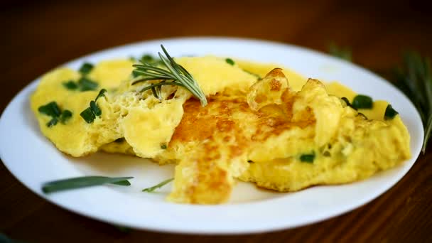 Gorący Smażony Omlet Siekaną Zieloną Cebulą Talerzu Drewnianym Stole — Wideo stockowe