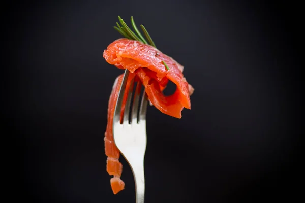 Fetta Pesce Rosso Salato Una Forchetta Fondo Nero — Foto Stock