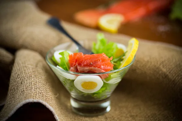 Salat Mit Gesalzenem Lachs Gekochten Eiern Auf Einem Holztisch — Stockfoto