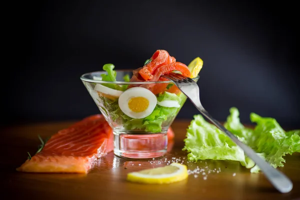 塩鮭とレタスサラダ木のテーブルの上でゆで卵 — ストック写真