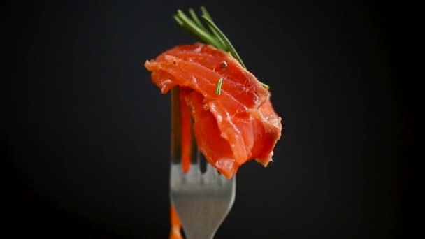叉子上的咸红鱼片 木制背景 — 图库视频影像