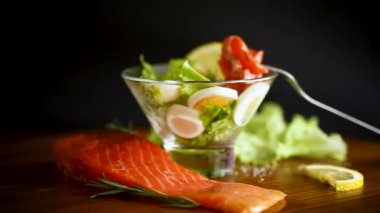 Salata ve tuzlu somon, ahşap bir masada haşlanmış yumurta..