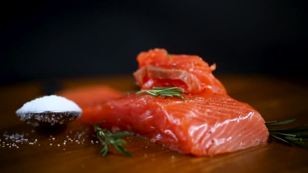 Rebanada Pescado Rojo Salado Sobre Tenedor Fondo Madera — Vídeo de stock