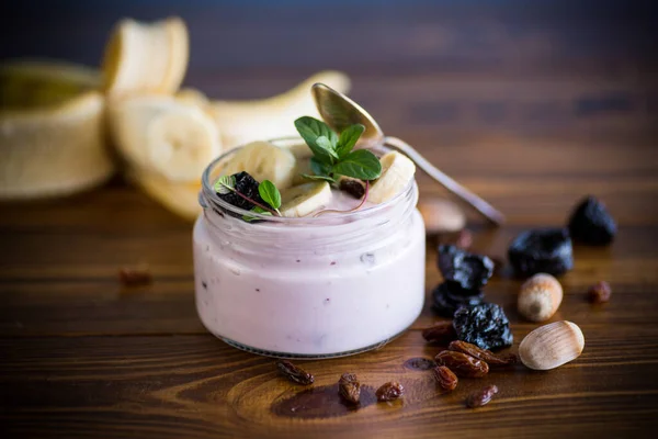 Iogurte Saboroso Doce Com Banana Poda Passas Jarro Vidro Uma — Fotografia de Stock