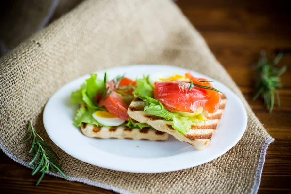 Gebratenes Brot Toast Mit Salatblättern Und Gesalzenem Roten Fisch Auf — Stockfoto