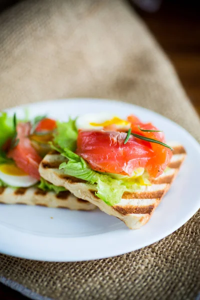 Tostadas Pan Frito Con Hojas Ensalada Pescado Rojo Salado Una —  Fotos de Stock