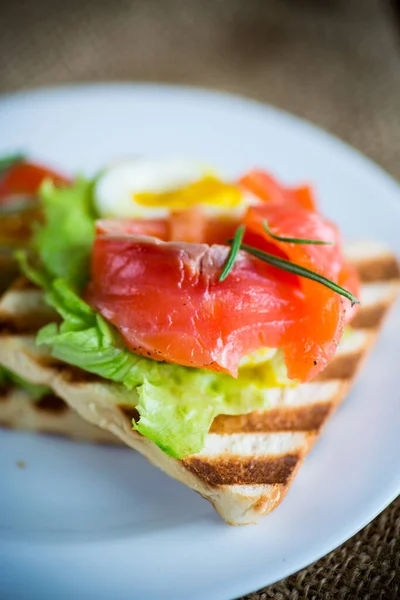 Fried Bread Toast Salad Leaves Salted Red Fish Wooden Table — Stock Photo, Image