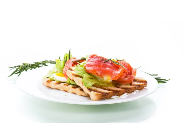 Salata Yapraklı Kızarmış Ekmek Beyaz Arka Planda Tuzlanmış Kırmızı Balık — Stok fotoğraf