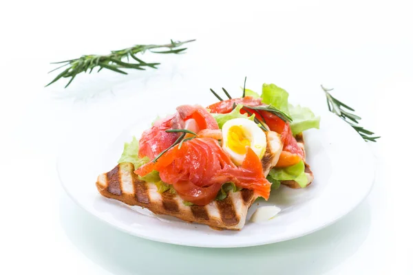 Smažený Chleba Toast Salátovými Listy Solené Červené Ryby Bílém Pozadí — Stock fotografie