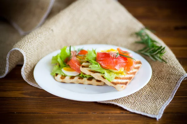 Torrada Pão Frito Com Folhas Salada Peixe Vermelho Salgado Uma — Fotografia de Stock