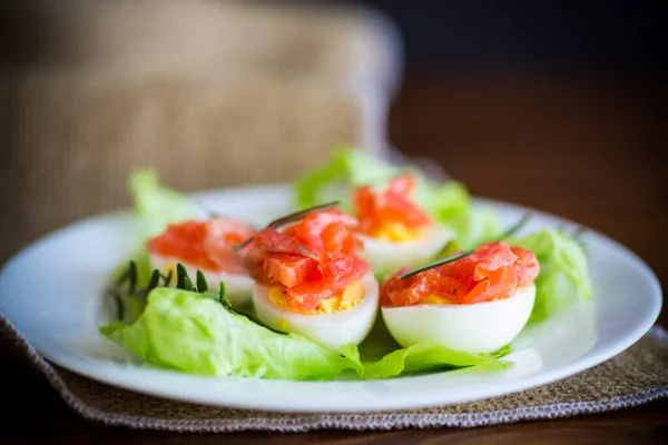 Gekochte Eier Mit Gesalzenem Roten Fisch Und Salatblättern Auf Einem — Stockfoto