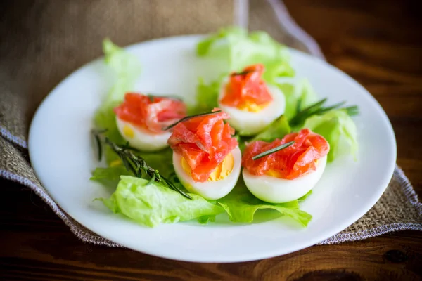 Βραστά Αυγά Αλατισμένο Κόκκινο Ψάρι Και Φύλλα Σαλάτας Ξύλινο Τραπέζι — Φωτογραφία Αρχείου