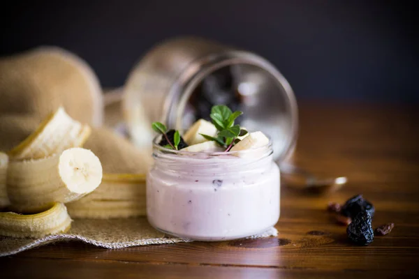 Zoete Smakelijke Yoghurt Met Banaan Pruimen Rozijnen Een Glazen Pot Stockfoto