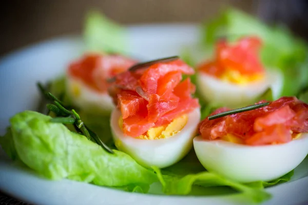 Tuzlu Kırmızı Balıklı Haşlanmış Yumurta Ahşap Masada Salata Yaprakları Stok Fotoğraf