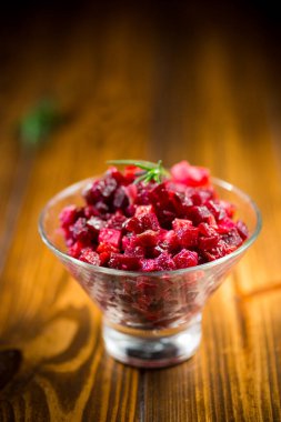 Soğuk salata haşlanmış sebze salatası ahşap bir masada.