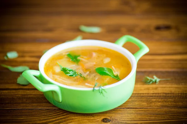 Sopa Primavera Con Vermicelli Verduras Hierbas Una Mesa Madera —  Fotos de Stock