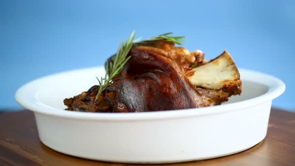 烤肉柄 有陶瓷形式的香料 放在木制桌子上 — 图库视频影像