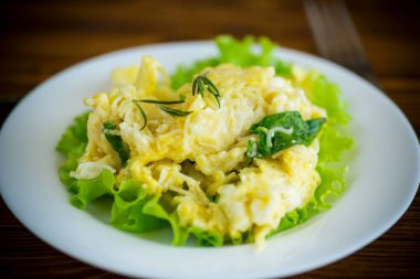 İnce vermicelli omlet ve ahşap bir masada salata yaprakları.