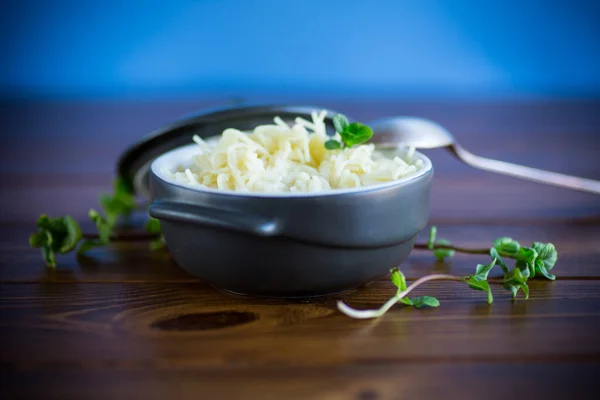 Édes Főtt Vermicelli Tejjel Egy Kerámia Tálban Egy Asztalon — Stock Fotó