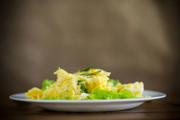 Frittata Fritta Con Vermicelli Sottili Con Foglie Insalata Piatto Tavolo — Foto Stock