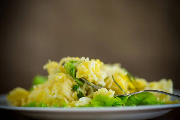 Nce Vermicelli Omlet Ahşap Bir Masada Salata Yaprakları — Stok fotoğraf