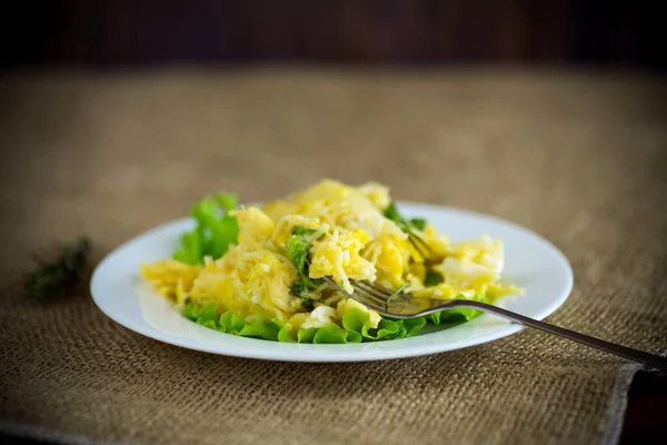 Omelette Frite Aux Fines Vermicelles Avec Feuilles Salade Dans Une — Photo