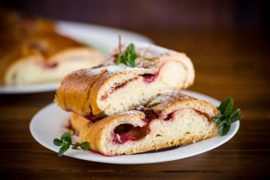 Ahşap bir masada meyveli tatlı hamur tatlısı.