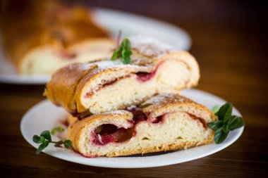 Ahşap bir masada meyveli tatlı hamur tatlısı.