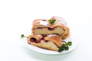 Beyaz arka planda izole edilmiş böğürtlenli hamur tatlısı.