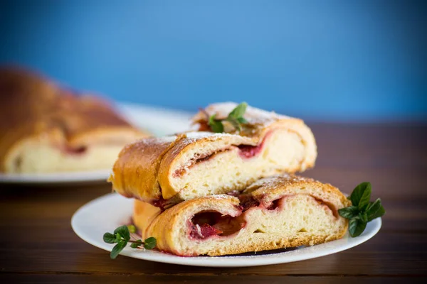 Süß Gebackener Hefekuchen Mit Beeren Auf Einem Holztisch — Stockfoto