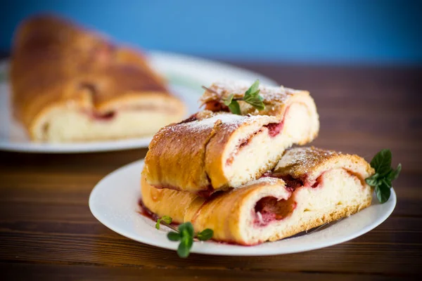 Gâteau Levure Cuit Four Sucré Avec Des Baies Sur Une — Photo