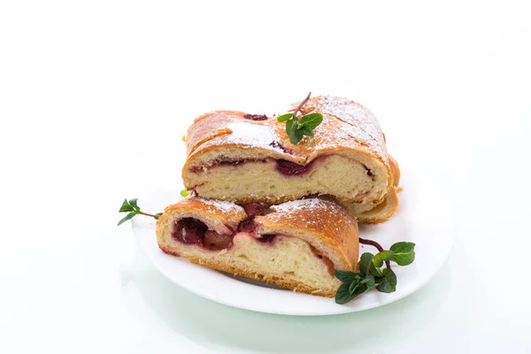 Dolce Torta Lievito Cotto Con Bacche Isolate Sfondo Bianco — Foto Stock