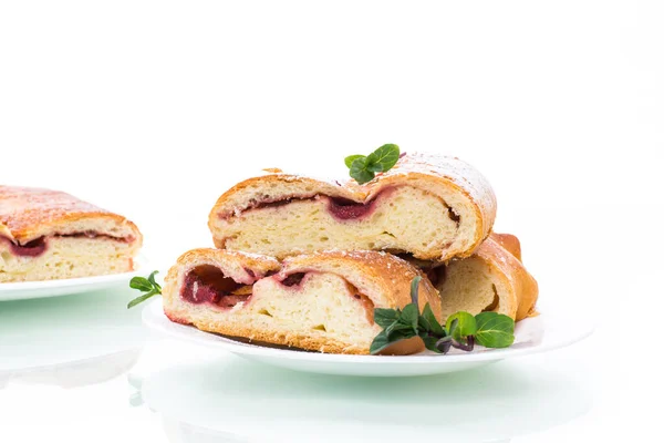 Dolce Torta Lievito Cotto Con Bacche Isolate Sfondo Bianco — Foto Stock