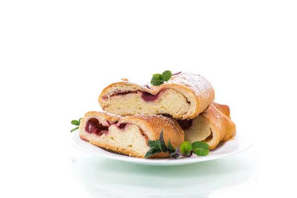 Sweet Baked Yeast Cake Berries Isolated White Background — Stock Photo, Image