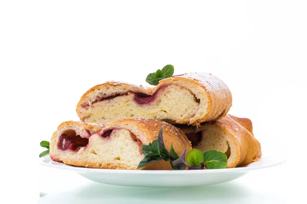 Pastel Levadura Horno Dulce Con Bayas Aisladas Sobre Fondo Blanco — Foto de Stock