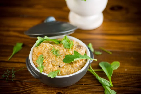 Kokta Bulgur Groats Med Grönsaker Och Örter Keramisk Skål — Stockfoto