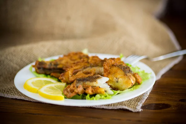 Pesce Nasello Fritto Pastella Con Lattuga Limone Piatto Tavolo Legno — Foto Stock