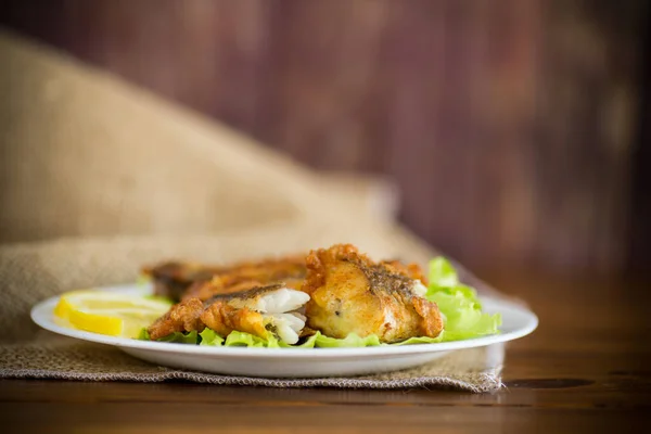 Pescado Merluza Frito Masa Con Lechuga Limón Plato Sobre Una —  Fotos de Stock