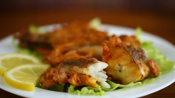 Pescado Merluza Frito Masa Con Lechuga Limón Plato Sobre Una — Vídeo de stock