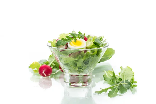 Spring salad with arugula, boiled eggs, fresh radish, salad leaves in a glass bowl — Stock Photo, Image