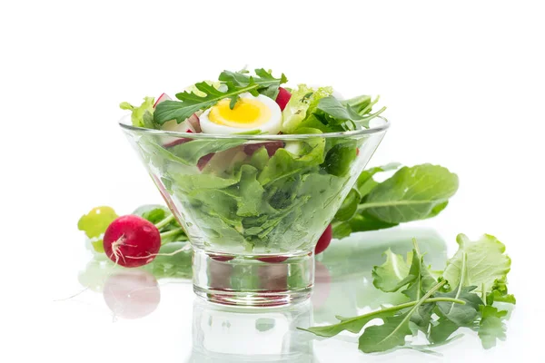 Bahar salatası roka, haşlanmış yumurta, taze turp, cam kasede salata yaprakları. — Stok fotoğraf