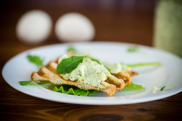 Pan verde untado de rúcula, cuajada y huevos con tostadas fritas —  Fotos de Stock