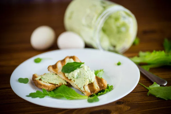Зелений хліб поширення руколи, сиру та яєць зі смаженими тостами — стокове фото