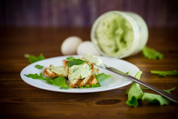 Зеленый хлеб из рукколы, творога и яиц с жареными тостами — стоковое фото