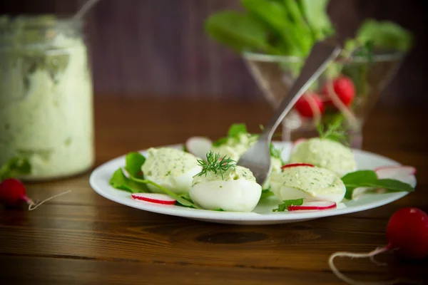 Kokta fyllda ägg med grön ost fyllning med ruccolablad och rädisa — Stockfoto