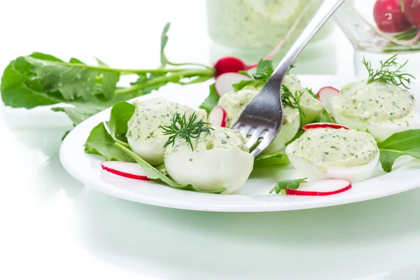 Uova ripiene sode con ripieno di formaggio verde con foglie di rucola e ravanello — Foto Stock