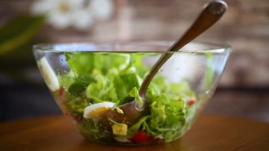 Bahar salatası roka, haşlanmış yumurta, taze turp, cam kasede salata yaprakları.