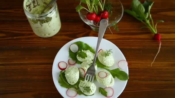 Roka yaprakları ve turpla doldurulmuş yeşil peynirli doldurulmuş yumurta. — Stok video