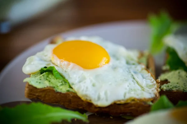 Pain Grillé Fromage Tartiné Roquette Oeuf Frit Dans Une Assiette — Photo